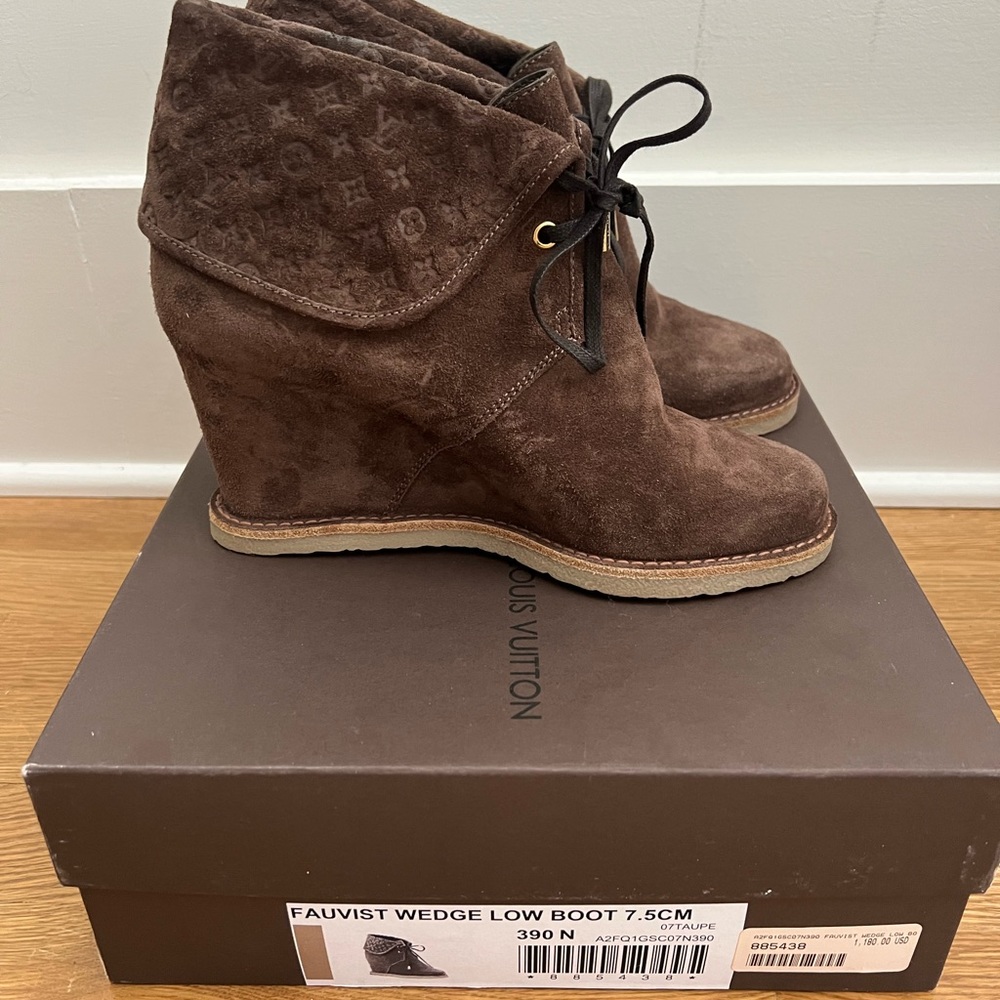 Louis Vuitton Fauvist wedge boot in taupe suede. Size 9